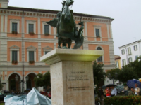 San Giorgio domina piazza Municipio